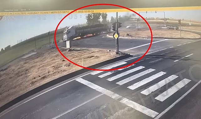 Mardin'de 3 aracın karıştığı kazada TIR alev aldı; o anlar kamerada