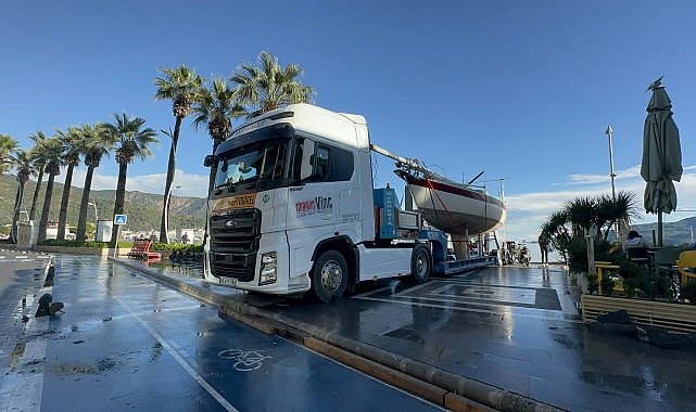 Marmaris'te sağanak ve fırtınada karaya vuran tekneler çekildi