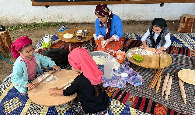 Minikler aileleriyle mutfağa girdi; mantı hamuru açıp, turşu kurdu