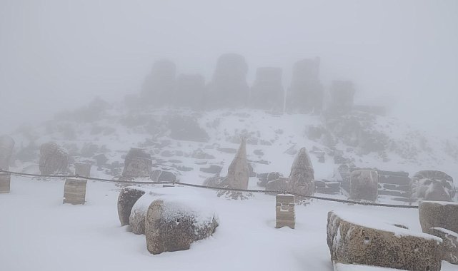 Nemrut Dağı'nda heykeller beyaz örtüyle kaplandı