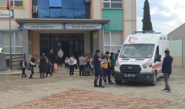 Öğle yemeği yiyen 20 öğrenci, gıda zehirlenmesi şüphesiyle hastaneye kaldırıldı