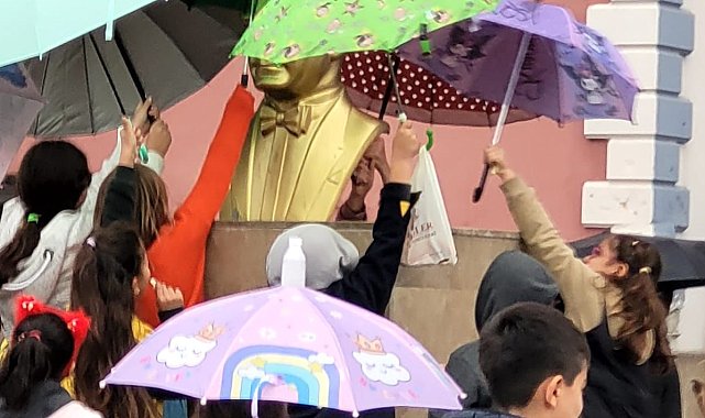 Öğrenciler yağmur altında Atatürk büstünü şemsiyeyle korudu