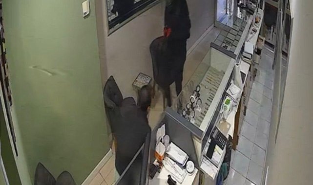 Ordu'da, kasklı şüphelinin kuyumcu hırsızlığı kamerada