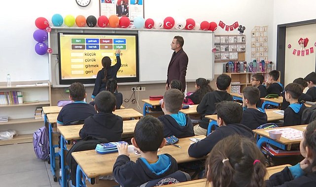 Osman öğretmen, depremzede çocuklara hem öğretmen hem rehber oldu