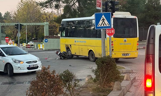 Otobüsle çarpışan motosikletin sürücüsü öldü, kardeşi ağır yaralandı
