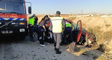 Otomobil ile kamyon çarpıştı: 1 ölü, 1 yaralı