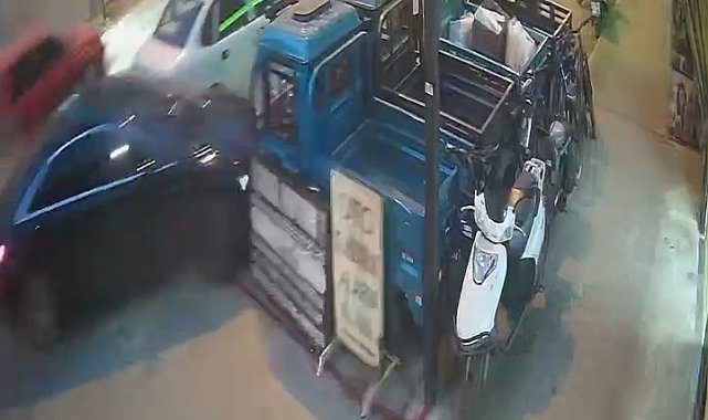 Otomobil, kaldırımdaki motosikletlere çarptı; kaza anı kamerada