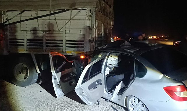 Otomobil, kamyona arkadan çarptı: 2 yaralı