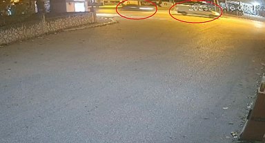 Otomobilin minibüse çarptığı kaza kamerada; 3 yaralı