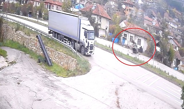 Otomobilin trafik levhasına çarpıp, takla attığı kaza kamerada