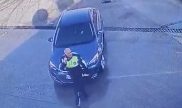 Otomobilin trafik polisine çarptığı kaza kamerada