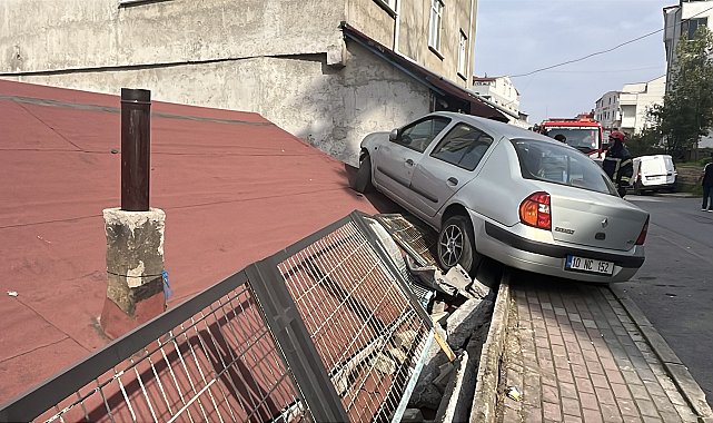 Park halindeki hafif ticari araca çarpan otomobil, evin çatısına çıktı