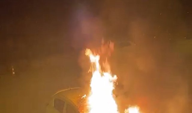 Park halindeki otomobil alev alev yandı