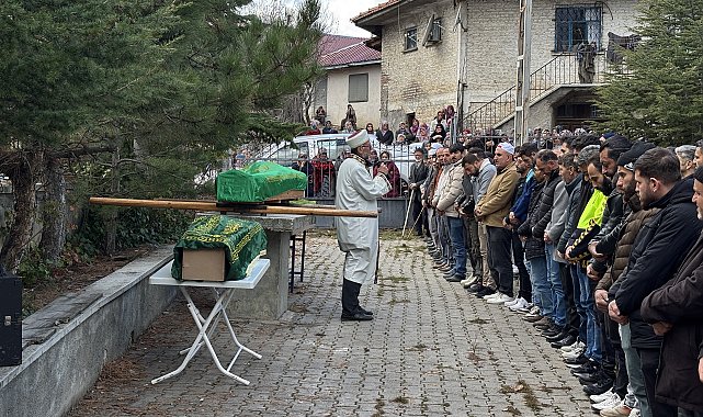Polis eşi tarafından öldürülen kadın ile 2 çocuğu, Çankırı'da toprağa verildi