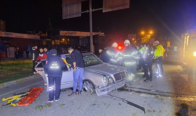 Polisten kaçarken otomobili ile kaza yaptı; 2 yaralı