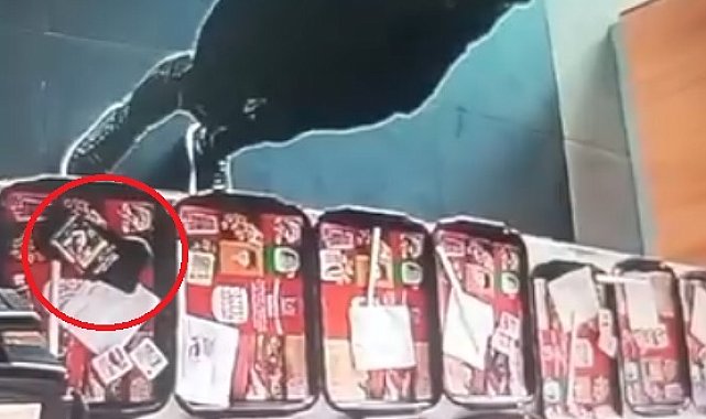 Restoranda yemek tepsisindeki cep telefonunu çaldı