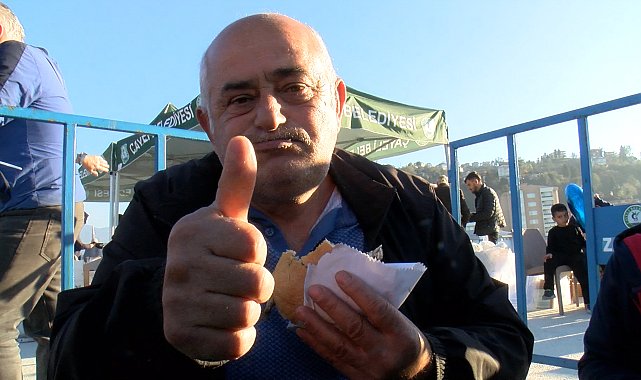 Rize'deki festivalde 2 ton hamsi 2 saatte tüketildi
