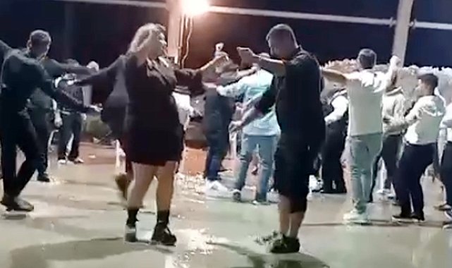 Sağanakla düğün pisti suyla doldu, davetliler aldırmadan oynadı