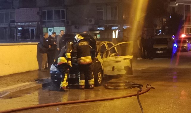 Samsun'da park halindeki otomobilde çıkan yangın korkuttu; o anlar kamerada
