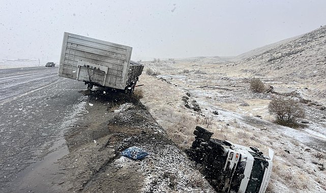 Şarampole devrilen TIR'ın şoförü yaralandı