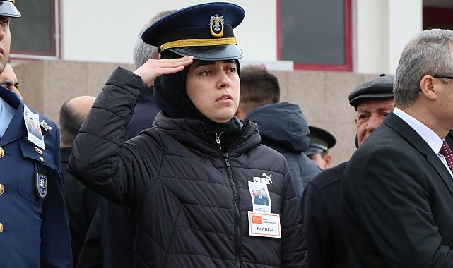 Şehit ağabeyinin cenazesini, asker selamıyla karşıladı
