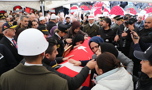 Şehit ağabeyinin cenazesini, asker selamıyla karşıladı