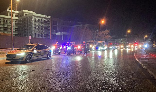 Şehit askerlerin cenazeleri, tören alanına götürüldü