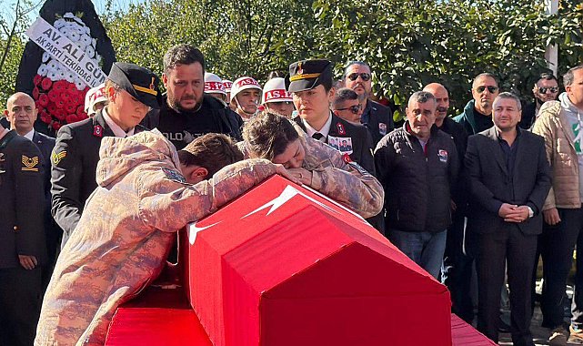 Şehit Astsubay Başçavuş Aykut'u, eşi ve oğlu parkasını giyerek son yolculuğuna uğurladı
