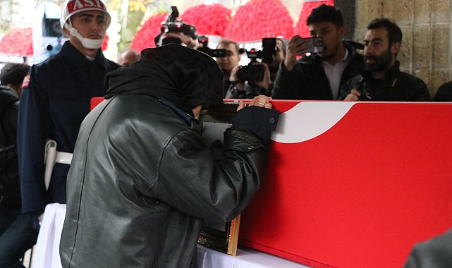 Şehit eşini, üniforması ile son yolculuğuna uğurladı
