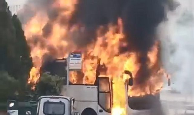 Seyir halindeki yolcu otobüsü alev alev yandı