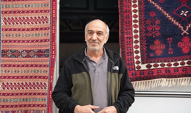 Sındırgı'da artçılar nedeniyle dükkanında çalışamayan halı ustası, işini karavana taşıdı