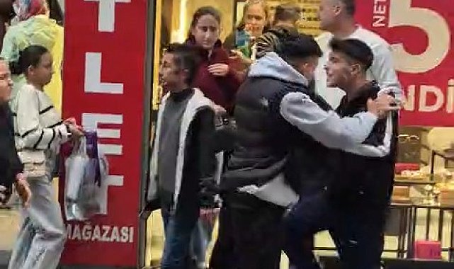 Sokak ortasında tekmeli, yumruklu kavga kamerada