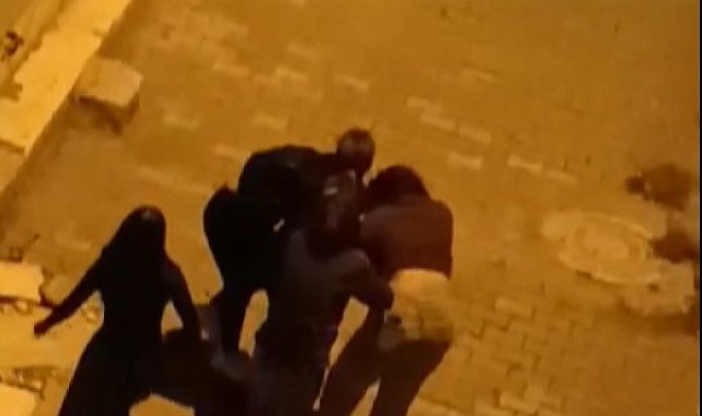 Sokakta kavga eden 2 kızı, mahalleli güçlükle ayırdı