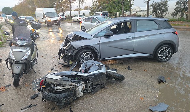 Ters şeride giren otomobile, motosiklet çarptı; 2 yaralı