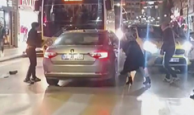 Ters yöne girip, 2 yayaya, iş yerine ve araçlara çarpan alkollü sürücü, darbedildi ; olay anı kamerada