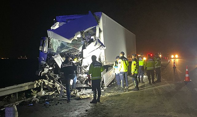 TIR, emniyet şeridinde park halindeki otobüse çarptı: 14 yaralı