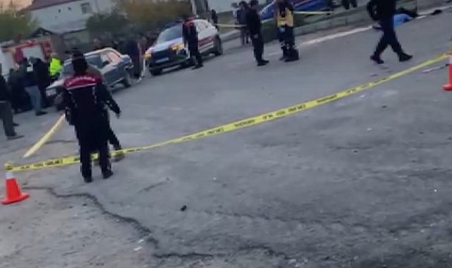 Traktörle çarpışarak savrulan otomobilin ezdiği yaya öldü; sürücüler yaralandı