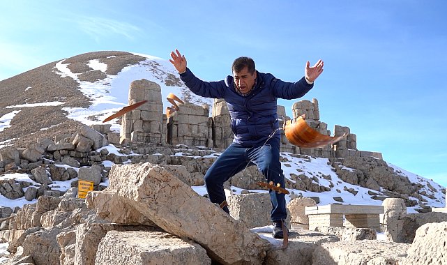Türkücü Aydın Aydın, yapay zekaya karşı sazını parçaladı