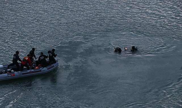 Van'da baraj gölüne yuvarlanan otomobildeki 3 kişi öldü - Yeniden