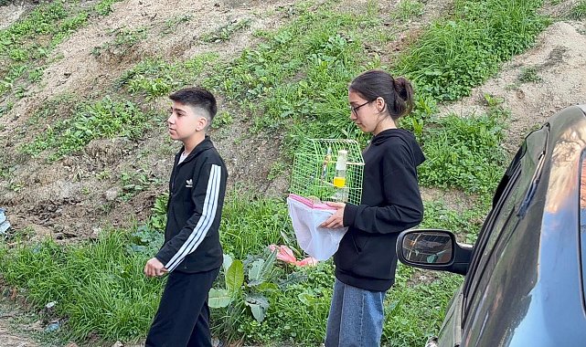 Yangında dumanın kapladığı apartmandaki evlerinden kafesteki kuşu ile çıktı