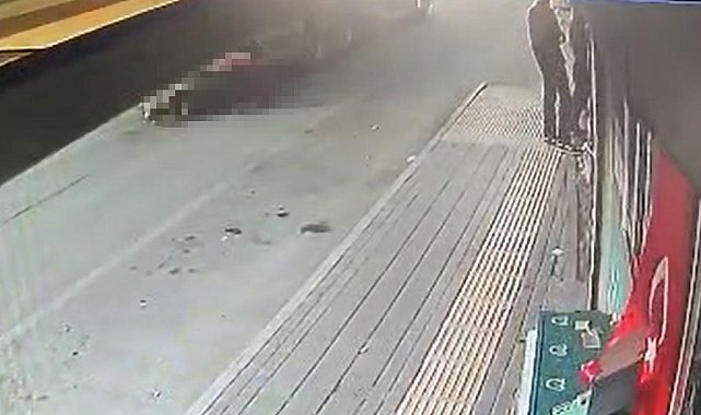 Yolun karşısına geçmek isterken kamyon çarpan kişi öldü; kaza kamerada