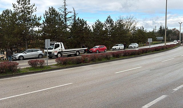 Yoluna karşına geçmek isteyen 2 yaya, iki otomobilin çarpması sonucu öldü