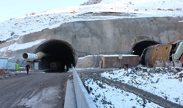 Yüksekova'da T2 tünelinin yapım çalışmaları devam ediyor