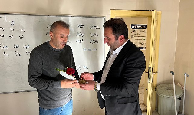 Yüksekovalı baklavacı, köy okullarındaki öğretmenlere baklava ikram edip, gül takdim etti