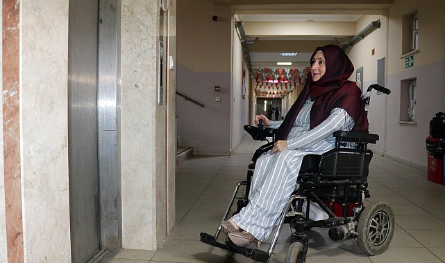 Yürüme engelli Zeynep öğretmen, asansörü 2 aydır arızalı okulda azmiyle ders veriyor