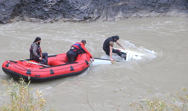Zap Suyu'na yuvarlanan kamyonetteki 4 kişi, botlarla kurtarıldı