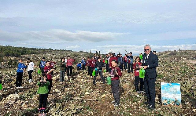 100 yaşına giren hayırsevere öğrencilerden fidan dikim etkinliği ile kutlama