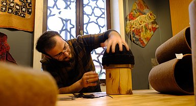 130 yıllık ata mesleği keçeciliği sürdüren esnafın atölyesinde Mevlana Haftası yoğunluğu