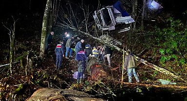 50 metreden dere yatağına devrilen TIR'ın şoförü, 4 saat sonra bulundu