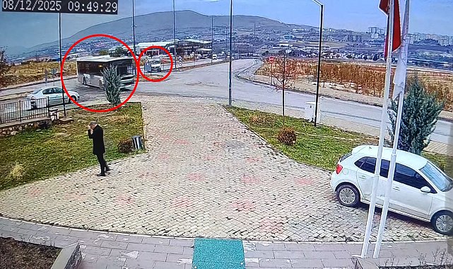 9 kişinin etkilendiği yangın haberini alan sürücü, hız yapınca kamyonetiyle otobüse çarptı